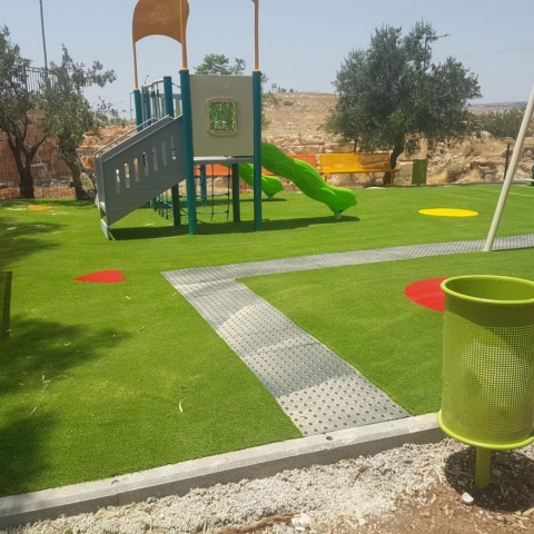גן שעשועים גדול.jpg